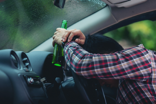 酒後在車上「開冷氣睡覺」，會構成「酒駕」嗎？